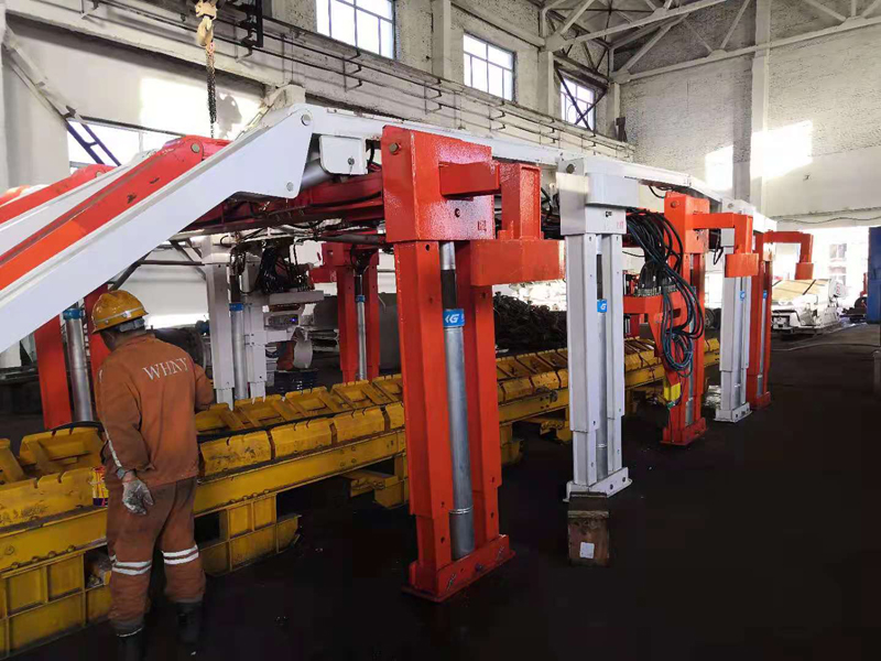 厂房内调试BG视讯精益联排液压支架